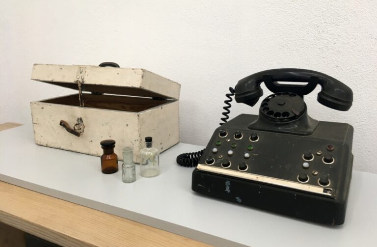 Laborkasten und Telefon